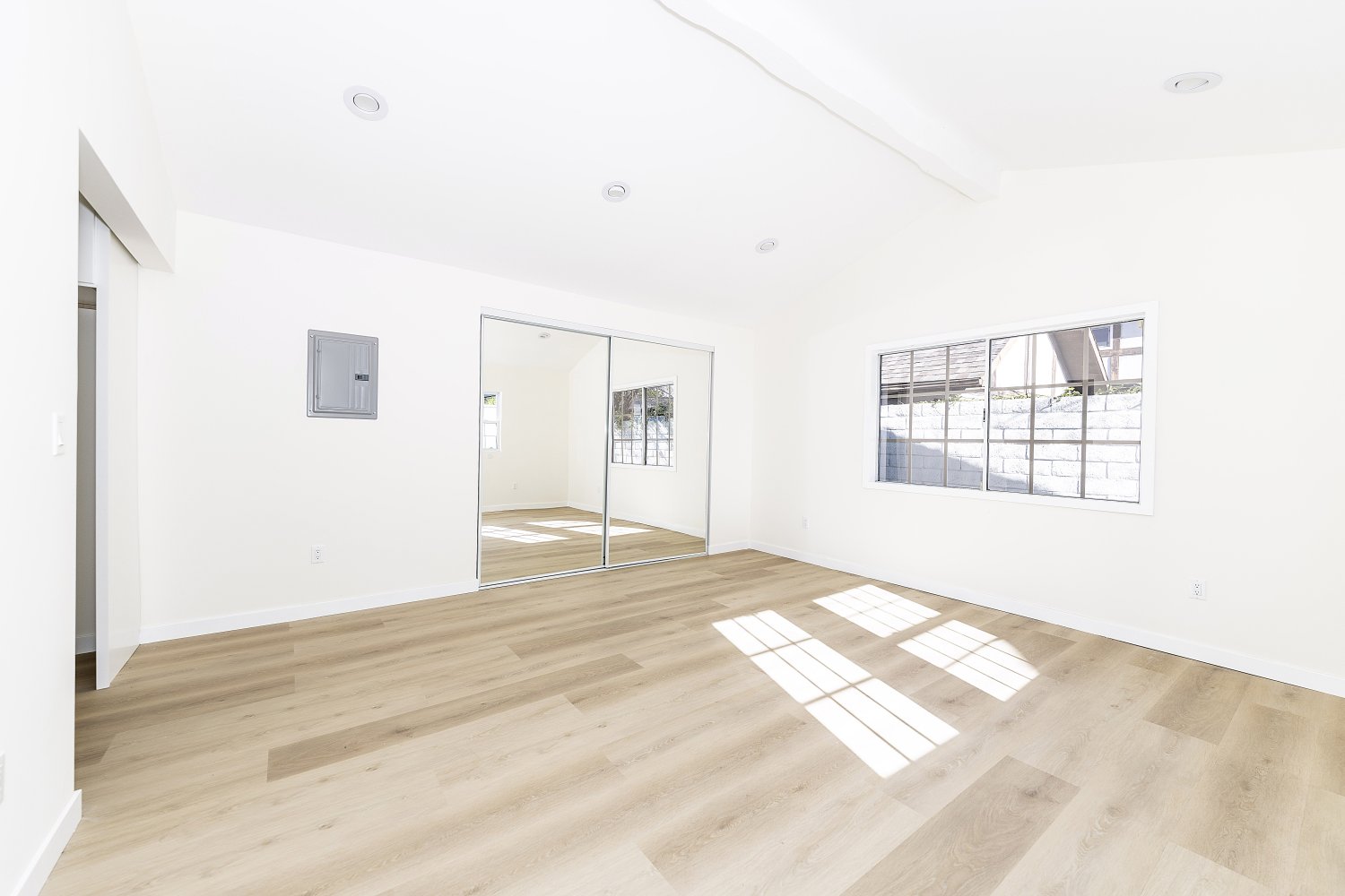 Reseda 390 sq ft JADU